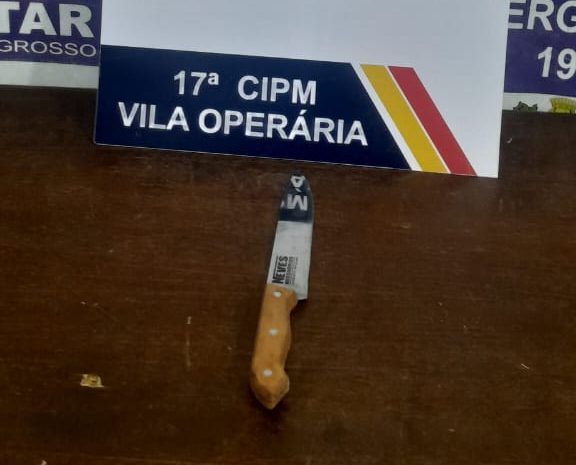 PM age rápido após roubo de veículo no Monte Líbano. Suspeito usava capuz e escondia faca na bota. Veja detalhes da ação em Rondonópolis.