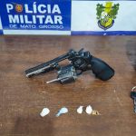 Motocicleta vermelha recuperada pela Polícia Militar de Mato Grosso em área de mata após roubo.