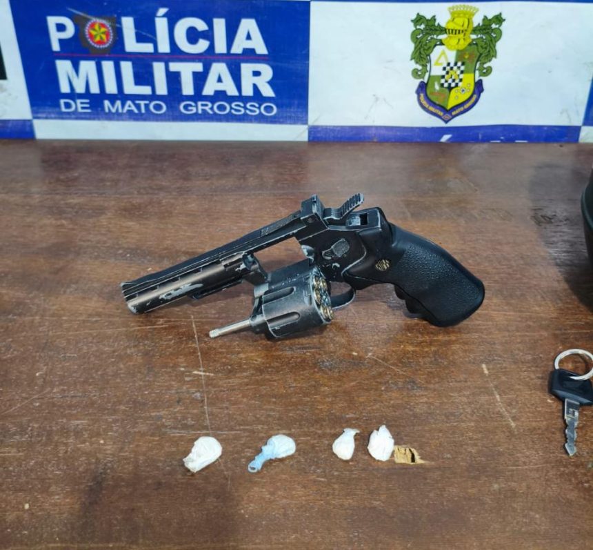 Motocicleta vermelha recuperada pela Polícia Militar de Mato Grosso em área de mata após roubo.