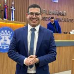 Vereador Vinícius Amoroso em atividade parlamentar na Câmara Municipal de Rondonópolis.