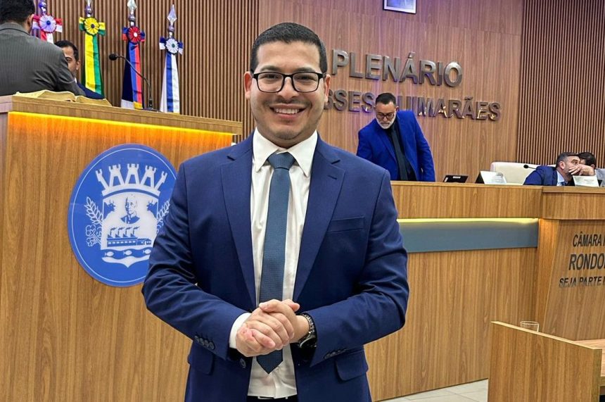 Vereador Vinícius Amoroso em atividade parlamentar na Câmara Municipal de Rondonópolis.