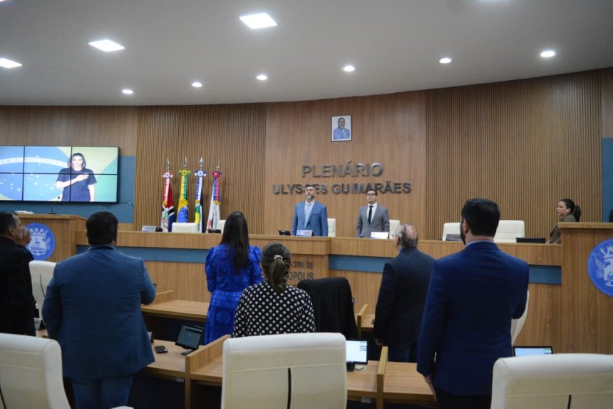 Vereadores reunidos no plenário da Câmara Municipal de Rondonópolis durante votação de projeto.