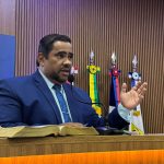 Vereador Gelsão da Saúde durante sessão na Câmara Municipal de Rondonópolis.