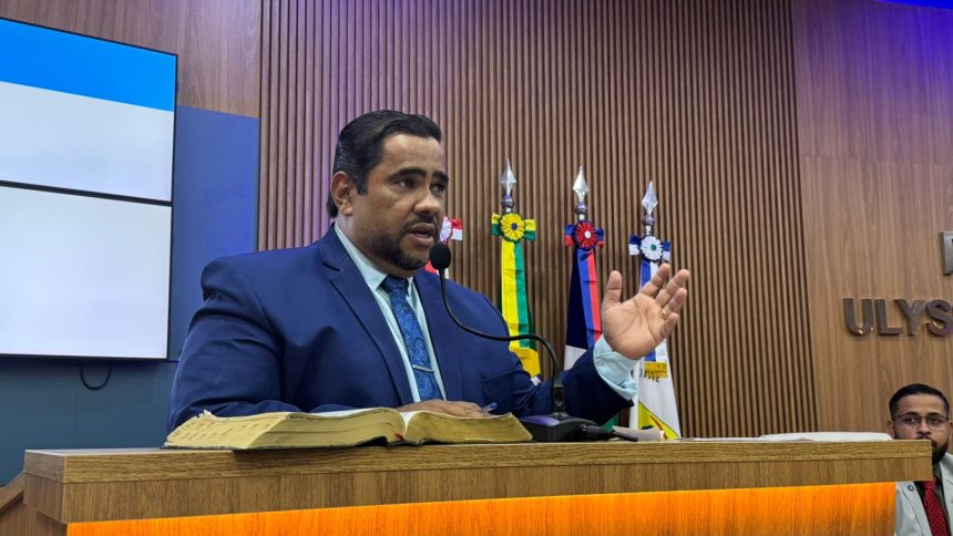 Vereador Gelsão da Saúde durante sessão na Câmara Municipal de Rondonópolis.