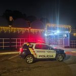 Viatura da Polícia Militar do Estado de Mato Grosso estacionada durante atendimento de ocorrência no período noturno.
