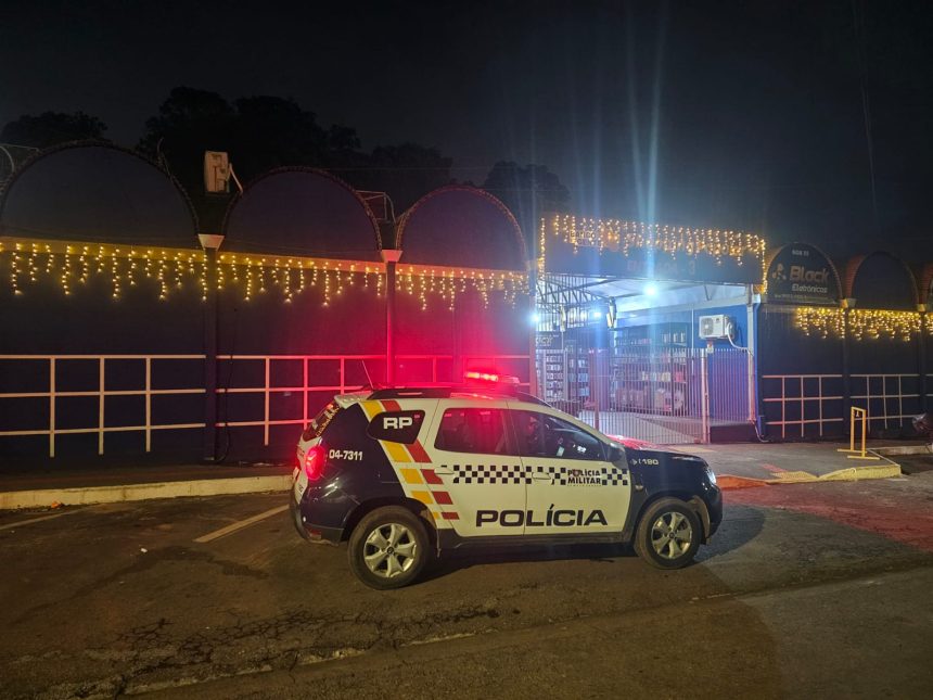 Viatura da Polícia Militar do Estado de Mato Grosso estacionada durante atendimento de ocorrência no período noturno.