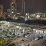 Fachada externa do Rondon Plaza Shopping em Rondonópolis iluminada para as festas de final de ano.