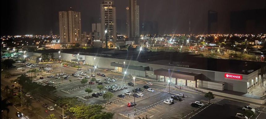 Fachada externa do Rondon Plaza Shopping em Rondonópolis iluminada para as festas de final de ano.