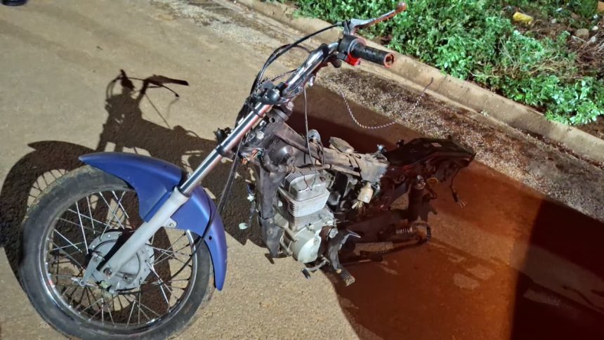 Motocicleta recuperada após a Operação Tolerância Zero apreender adolescentes envolvidos em furto em Rondonópolis.
