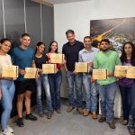 Estagiários da UFR posam com certificados entregues pelo Sindicato Rural de Rondonópolis após atuação na Exposul e em eventos no parque