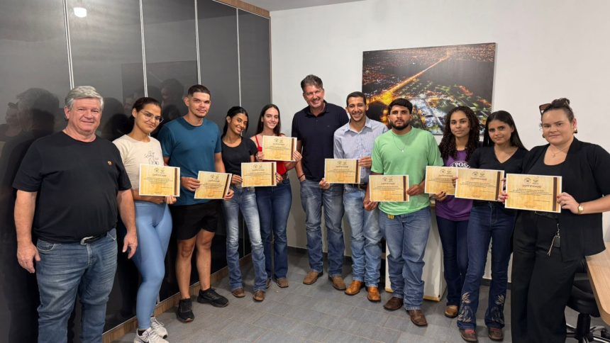 Estagiários da UFR posam com certificados entregues pelo Sindicato Rural de Rondonópolis após atuação na Exposul e em eventos no parque