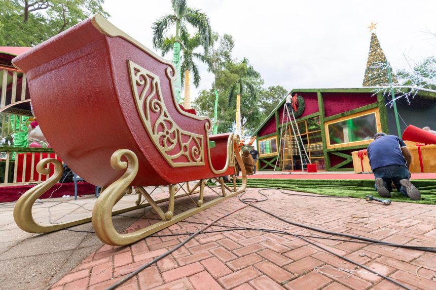 Praça Brasil decorada para o Natal do Amor em Rondonópolis com público acompanhando apresentações culturais gratuitas