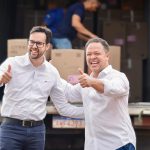 O secretário Mykaell Vitorino e o prefeito Cláudio Ferreira em reunião sobre a saúde municipal.