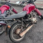Motocicleta apreendida pela Polícia Militar em Rondonópolis após condutor sem CNH tentar fugir de barreira policial na avenida Bem Vindo Miranda