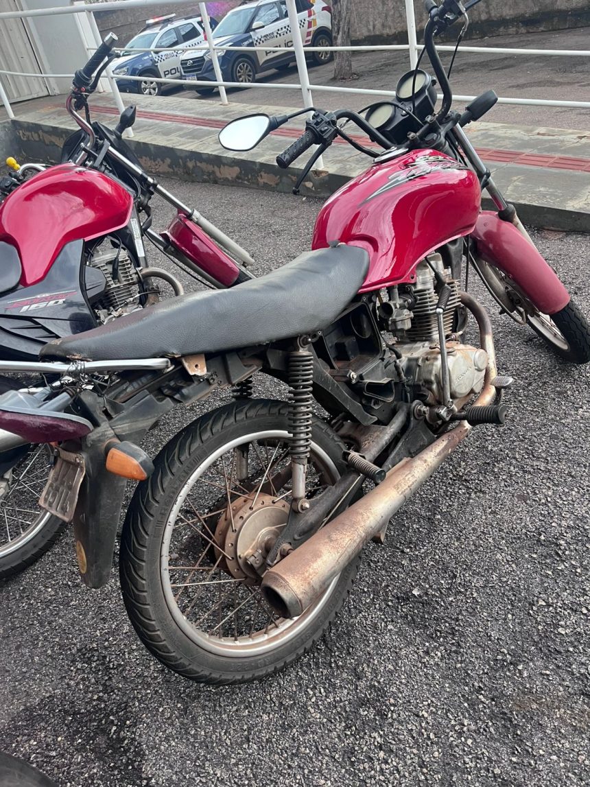 Motocicleta apreendida pela Polícia Militar em Rondonópolis após condutor sem CNH tentar fugir de barreira policial na avenida Bem Vindo Miranda