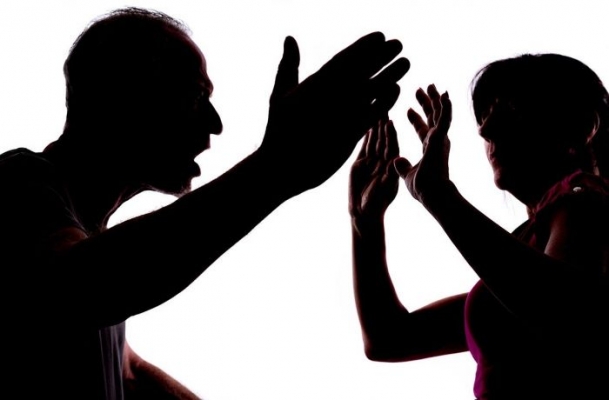 Homem detido em Rondonópolis após ameaçar a própria mãe no bairro Cidade de Deus durante discussão familiar.