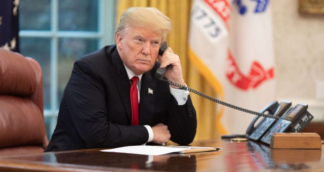 Montagem com os rostos de Donald Trump e Nicolás Maduro ilustra a notícia “Trump rejeita pedidos de Maduro em telefonema”