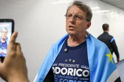 Luís Castro, técnico que discute renovação do elenco com o Grêmio