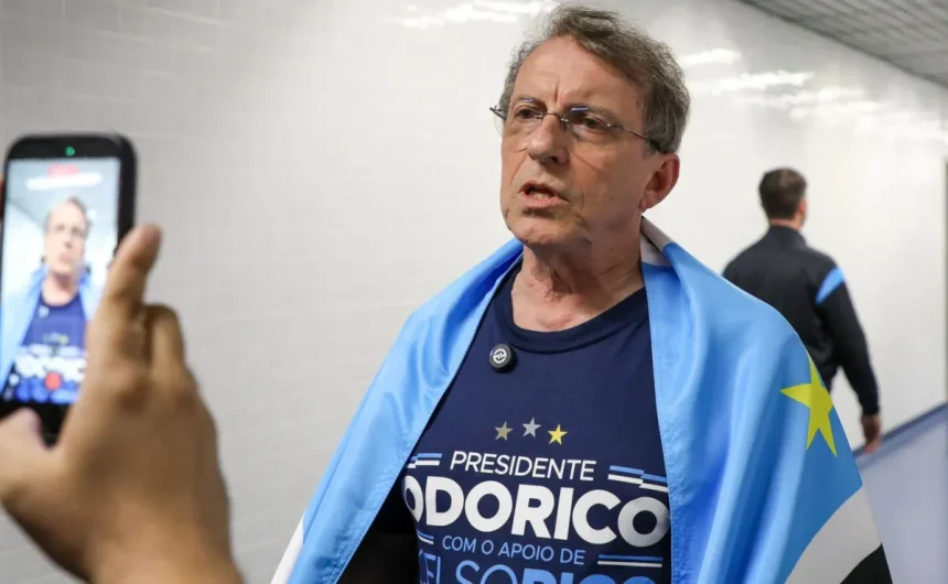 Luís Castro, técnico que discute renovação do elenco com o Grêmio