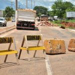 Manutenção na Avenida dos Estudantes interdita trecho da via por até 45 dias para obras no sistema de drenagem.