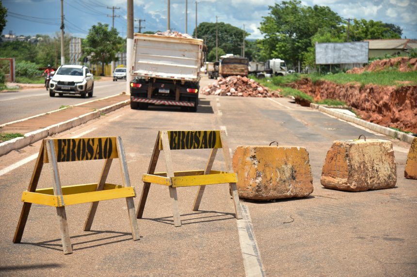 Manutenção na Avenida dos Estudantes interdita trecho da via por até 45 dias para obras no sistema de drenagem.
