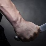 Viatura da Polícia Militar de Mato Grosso com o giroflex ligado durante uma ocorrência noturna em área urbana.