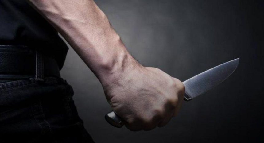 Viatura da Polícia Militar de Mato Grosso com o giroflex ligado durante uma ocorrência noturna em área urbana.