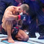 Alexandre Pantoja sofrendo com lesão no braço durante luta pelo cinturão do UFC