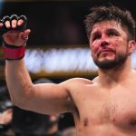 Henry Cejudo no octógono após anunciar sua aposentadoria do MMA