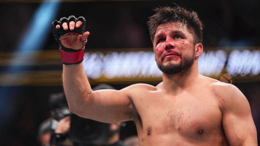Henry Cejudo no octógono após anunciar sua aposentadoria do MMA
