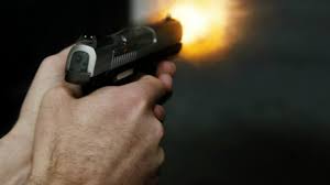 Polícia Militar atende tentativa de homicídio no Residencial Sagrada Família, Rondonópolis, com suspeito foragido e disparos contra residência.