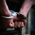 Polícia Militar prende homem por violência doméstica em Pedra Preta após ameaças contra a mãe e vandalismo no Centro. Saiba mais no Radar364.