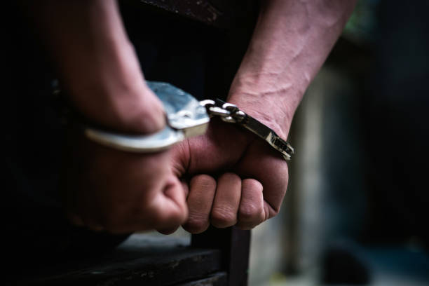Polícia Militar prende homem por violência doméstica em Pedra Preta após ameaças contra a mãe e vandalismo no Centro. Saiba mais no Radar364.