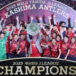 Zico celebra o título do Kashima Antlers na J-League 2025