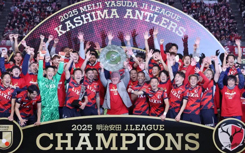 Zico celebra o título do Kashima Antlers na J-League 2025