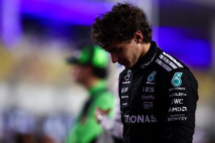 Kimi Antonelli caminhando pelos boxes após o GP do Catar, alvo de ataques a Kimi Antonelli após erro que permitiu ultrapassagem de Lando Norris