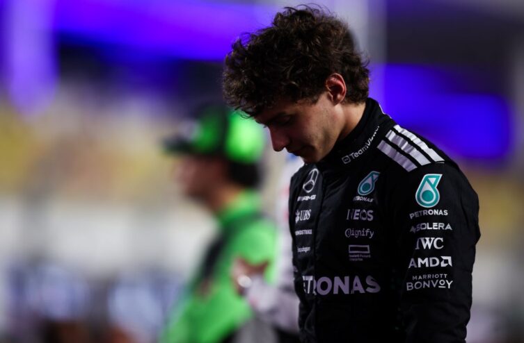 Kimi Antonelli caminhando pelos boxes após o GP do Catar, alvo de ataques a Kimi Antonelli após erro que permitiu ultrapassagem de Lando Norris