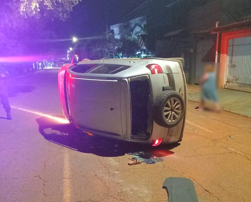 Um motorista embriagado e sem habilitação foi preso após capotar um CrossFox e atingir um carro estacionado no bairro Coophalis, em Rondonópolis.
