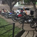 Fileira de motocicletas apreendidas pela Polícia Militar em Jaciara após operação contra racha e direção perigosa.