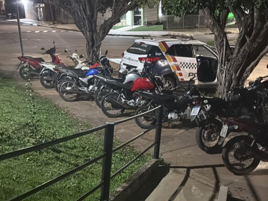 Fileira de motocicletas apreendidas pela Polícia Militar em Jaciara após operação contra racha e direção perigosa.