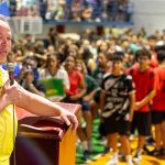 Crianças e jovens participando de atividades esportivas em quadra pública de Rondonópolis.