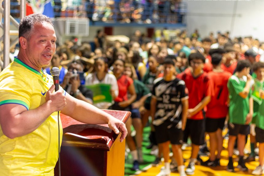 Crianças e jovens participando de atividades esportivas em quadra pública de Rondonópolis.