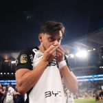 Montagem fotográfica dos atacantes Ángel Romero e Talles Magno com o uniforme do Corinthians.