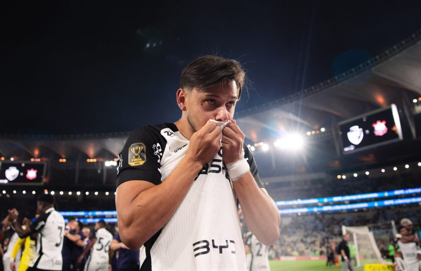 Montagem fotográfica dos atacantes Ángel Romero e Talles Magno com o uniforme do Corinthians.