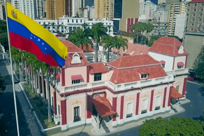 erro-de-comunicacao-resulta-em-disparos-perto-de-palacio-presidencial-em-caracas