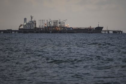 apos-perseguicao,-eua-apreendem-petroleiro-ligado-a-venezuela-com-bandeira-russa
