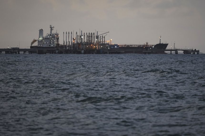 apos-perseguicao,-eua-apreendem-petroleiro-ligado-a-venezuela-com-bandeira-russa