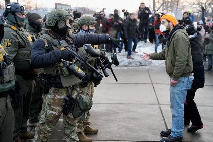 tiro-fatal-do-ice-contra-mulher-deixa-minneapolis-em-estado-de-alerta