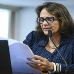 o-pedido-de-damares-que-coloca-flavio-bolsonaro-em-uma-‘saia-justa’