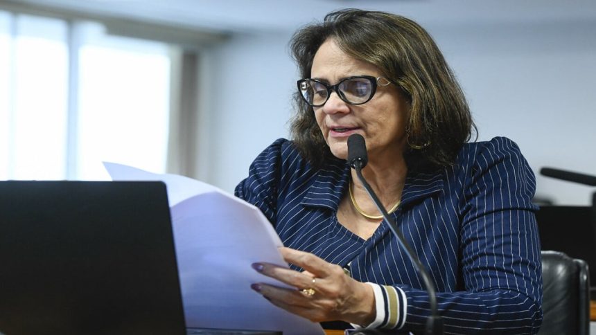 o-pedido-de-damares-que-coloca-flavio-bolsonaro-em-uma-‘saia-justa’